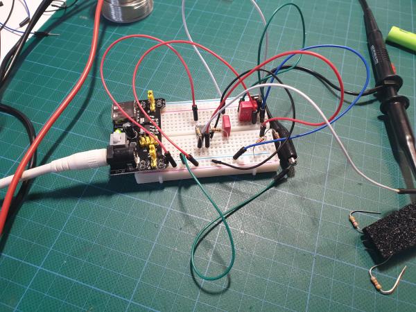 Bild "Elektronik:Fledermaus_Breadboard.jpg"